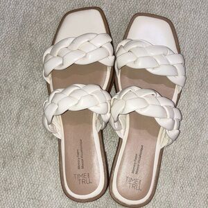 Time and Tru women’s size 7 off White Braided memory foam Sandals